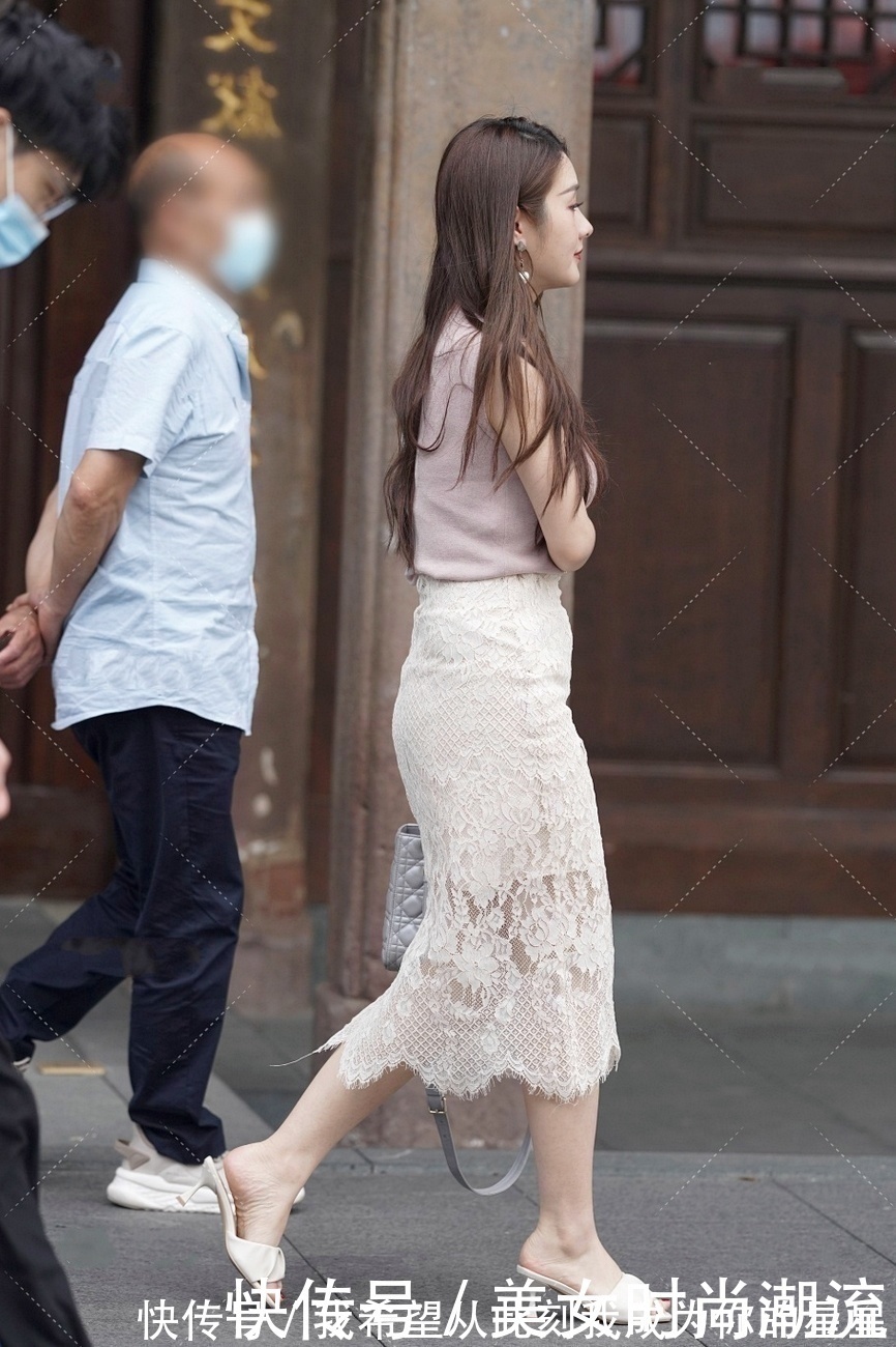 上衣 无袖上衣搭配蕾丝半身裙,丝滑不油腻,下辈子还能够遇见!