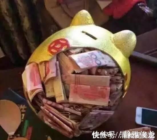 儿子|儿子期末考试得了第一名,宝妈砸开存钱罐给奖励,一锤下去却懵了