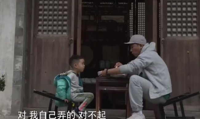 嗯哼看不惯陈小春吃饭坐姿，陈小春：我们穷人家，太子你回房吃吧