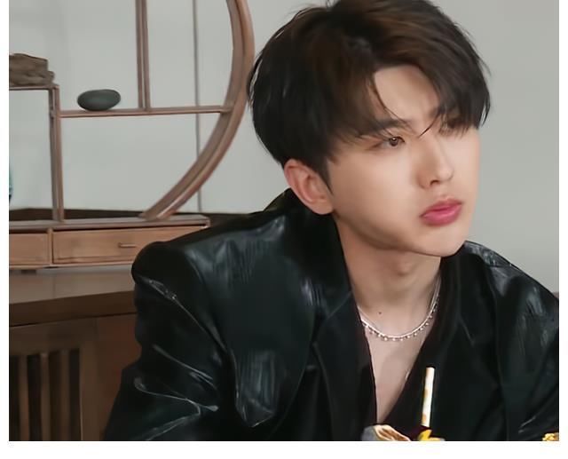 蔡徐坤吸管上沾口红被嘲妆浓,镜头放大20倍,全网都欠他一个道歉