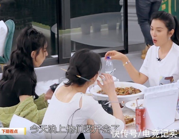 《中餐厅5》下期精彩，赵丽颖带2位闺蜜做客，却吃到没煮熟的米粉