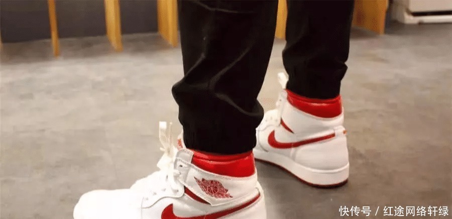 穿着“阿迪”的球鞋,去“耐克”专卖店买鞋,导购员会怎么看待?