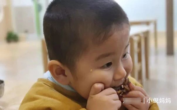 宝宝|幼儿园能吃2大碗，回家就到处追着喂饭，宝妈突袭幼儿园后明白了