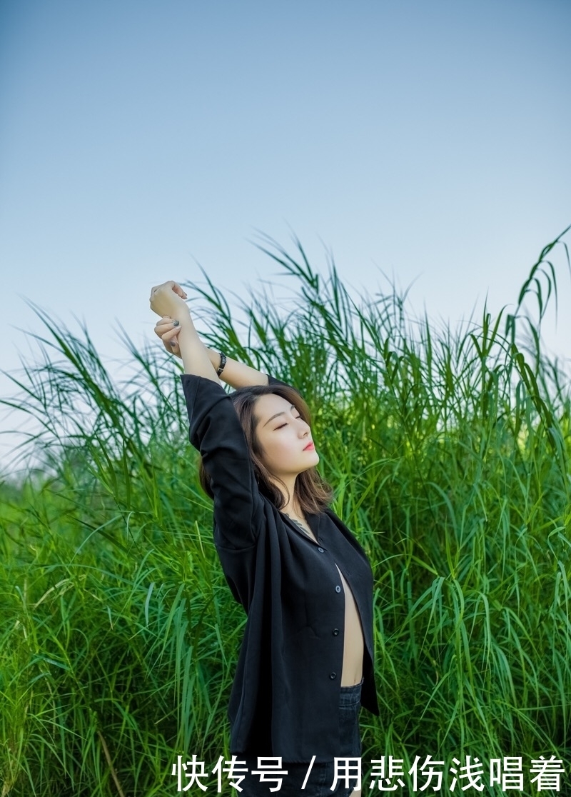 衬衣了结身材难题,小姐姐有些大胆,这正是绿绿草原