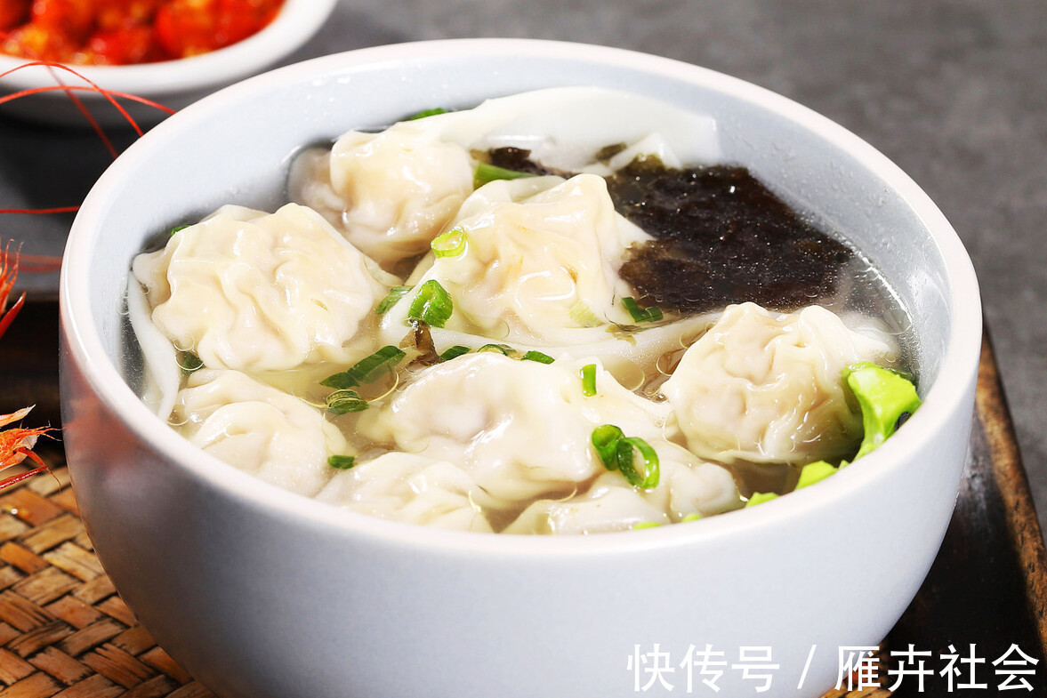 馅料|鲜肉馄饨要想好吃，原来有诀窍，调馅时多放一种油，馅料鲜嫩多汁