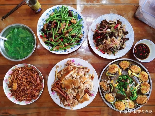 晒一晒妈妈做的晚餐，朋友圈评论看这伙食，每月四千都不够吃