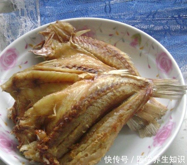 烤小黄鱼，烤出来的鱼非常焦脆，外酥内嫩，特别美味！