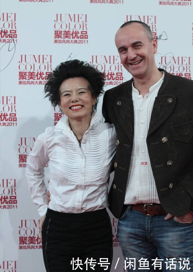 配饰|龚琳娜与外国老公同框，一身白衣黑裤难得洋气，却被发型拖了后腿