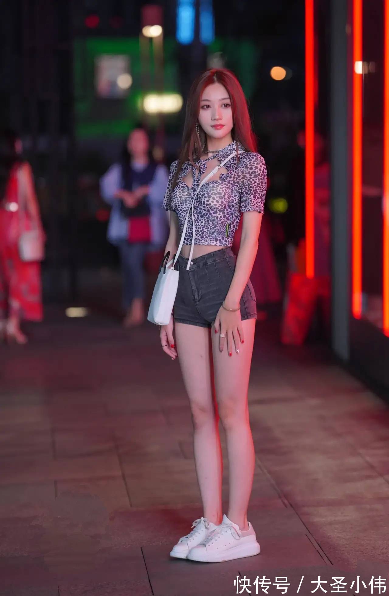 波点|美女街拍:波点漏脐短袖搭配深色牛仔短裤,展示好身材,满满的青春气息