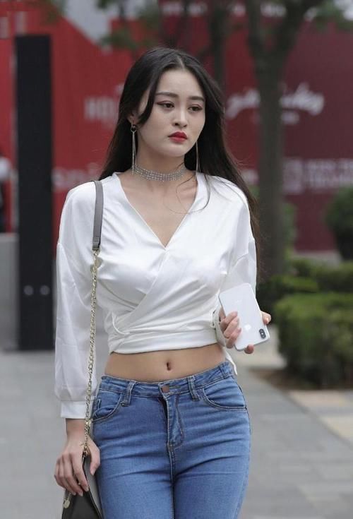 清新|白色露脐衬衫，美女搭配紧身牛仔裤，清新简单又自然