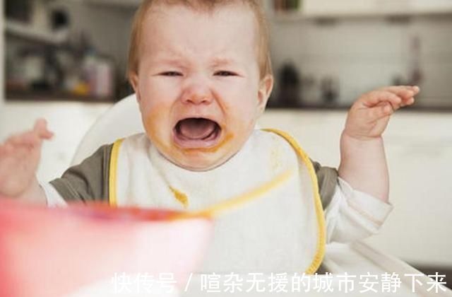 宝宝喝完奶后“很乖”,奶奶却看出不对劲,及时出手救了孩子一命