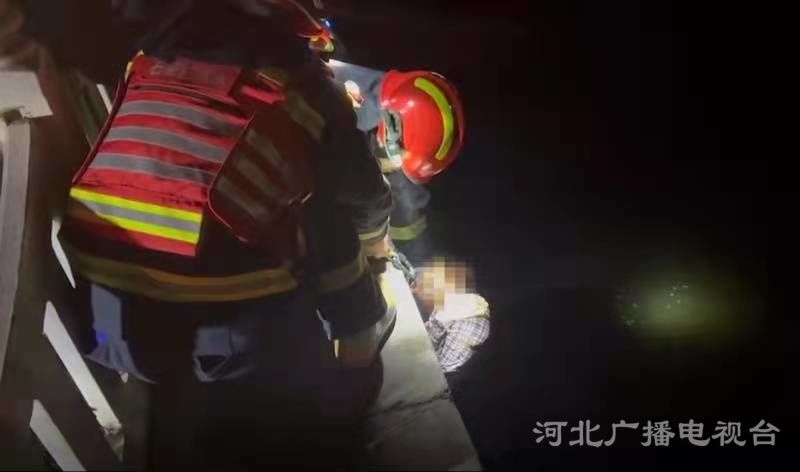 消防|石家庄：男子掉入民心河，消防员营救紧急送医