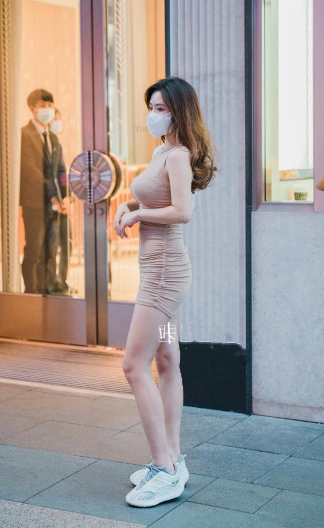 时尚感 30岁的女人,穿紧身裙是真的美,气质优雅迷人,时尚感让人羡慕