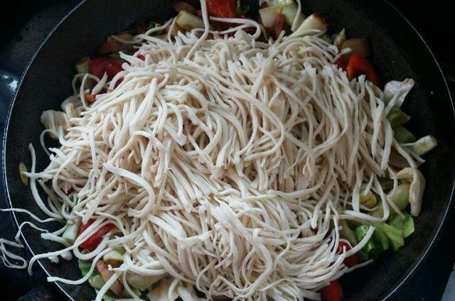 翻炒均匀|挂面别再煮着吃了,加点白菜五花肉上锅一焖,面条劲道入味特好吃