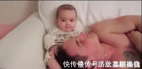 孩子|爸爸陪娃睡觉,醒后发现娃不见了,吓坏了赶紧找,结果自己都乐了
