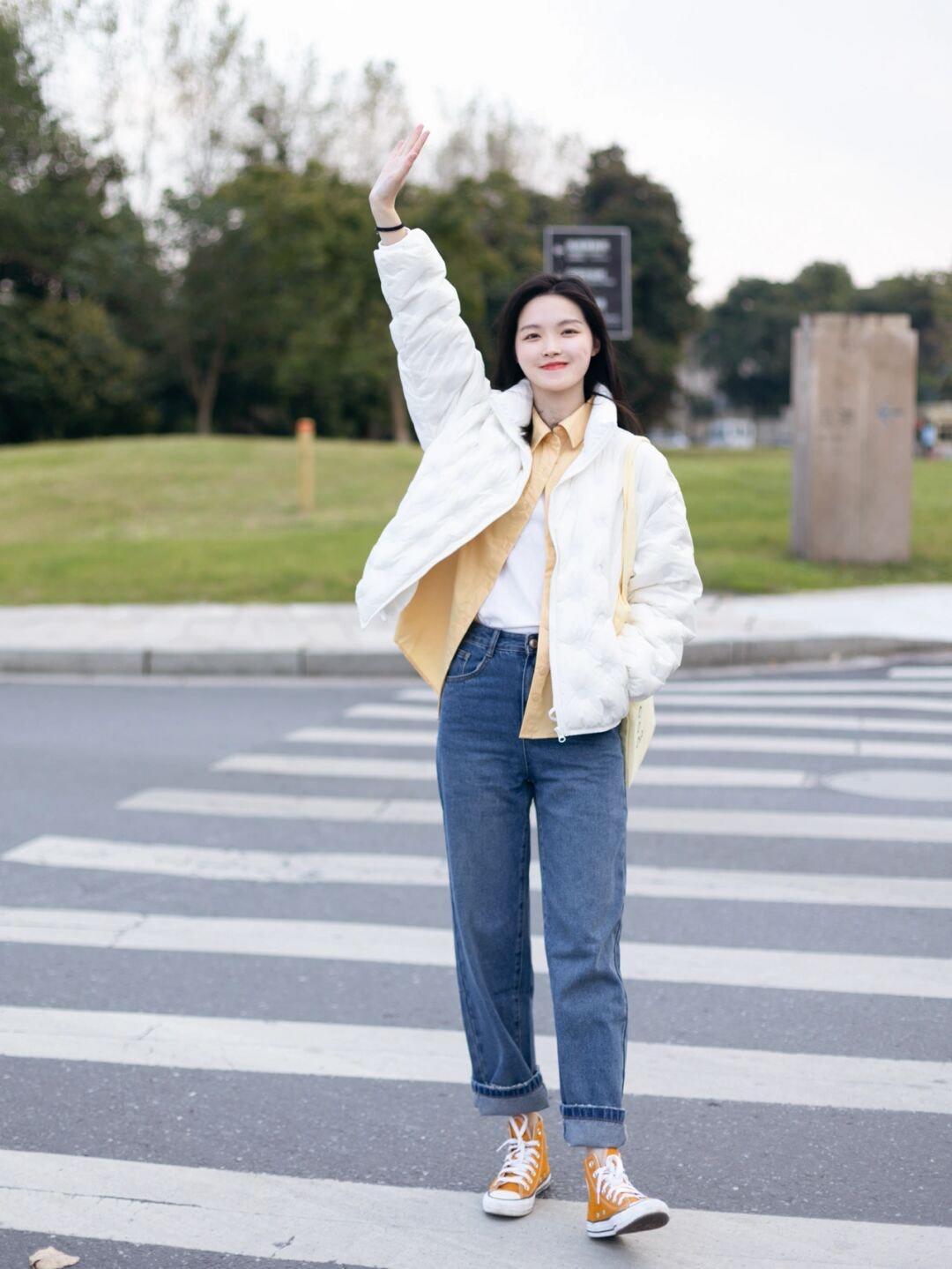 大衣|冬天就要穿得保暖还好看,蓝绿色大衣+白色西装裤,知性又优雅!