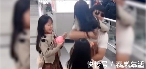 女儿|三个女儿来接机,爸爸瞬间成为“焦点人物”网友女儿都好漂亮