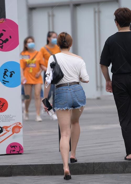 露肩一字U领短袖另类穿法，搭配短裤，轻松显出大长腿