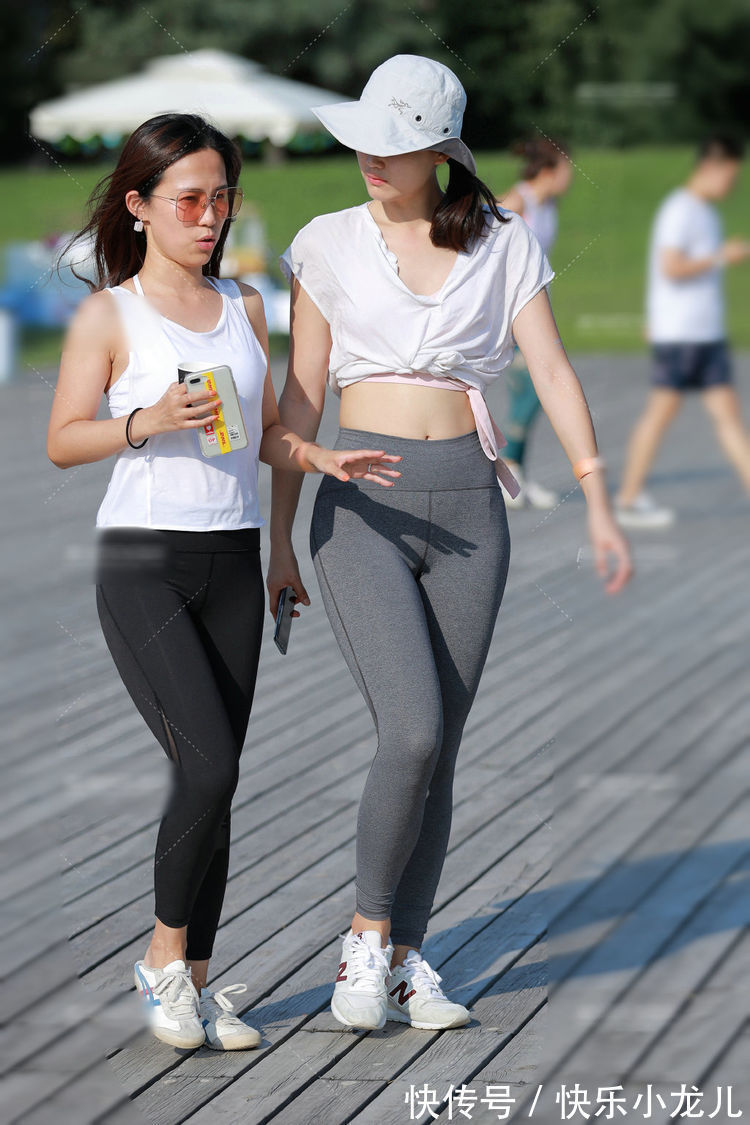 打底裤 打底裤搭配很简单,可以遮挡住大腿的赘肉,又可以裸露出双腿曲线