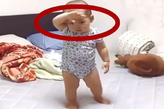 宝宝|宝宝想让妈妈陪自己睡,各种卖萌,网友妈妈被安排的明明白白