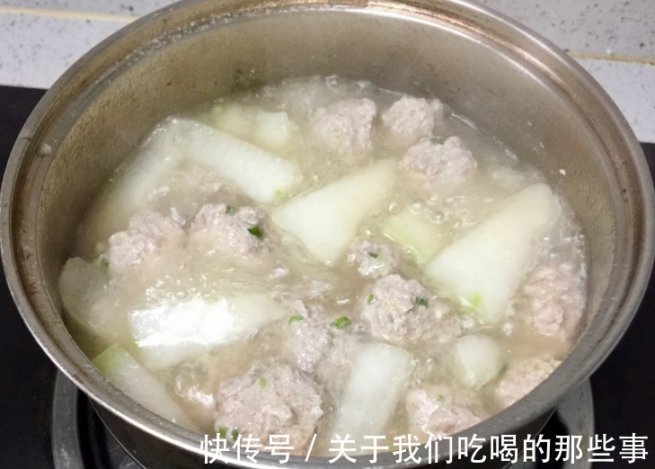 肉丸子|做肉丸子时,记得放3样调料,丸子香浓没腥味,鲜嫩Q弹,太好吃了
