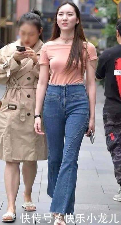 高腰牛仔裤，微喇设计突出，展现不一样的青春
