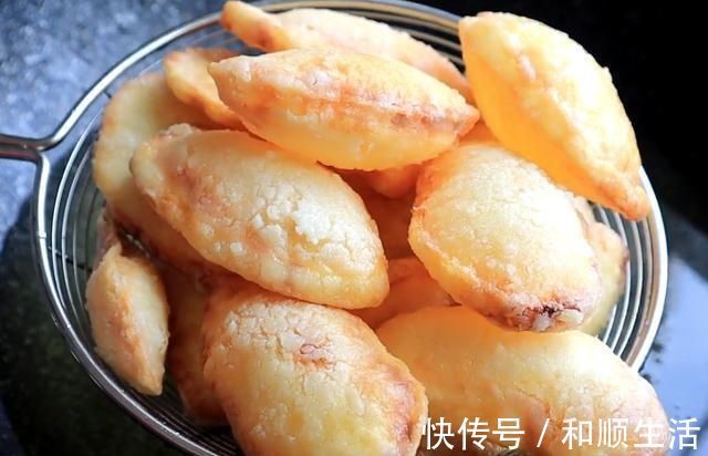 土豆又一个神奇的做法只要放盐水里泡一泡,个个鼓大泡,真解馋