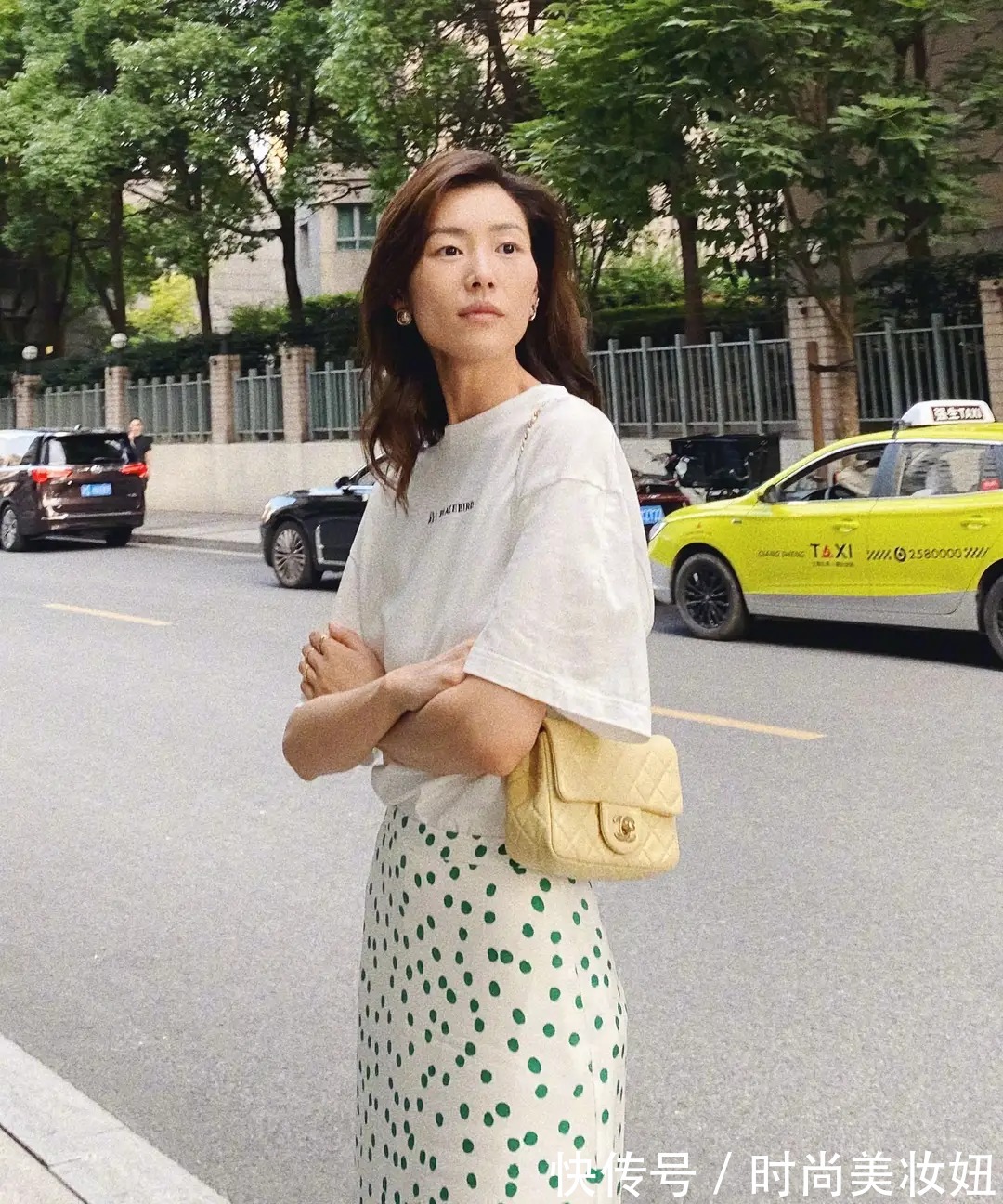 章小惠|被章小惠的“贵妇感”惊艳,穿西装配彩色印花裙,高贵又洋气