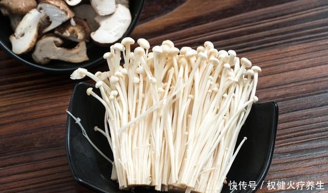 金针菇里加1个番茄，我家一周吃6次，做法简单，比吃肉还过瘾
