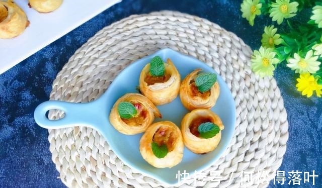 只要一张手抓饼和一根香蕉,就可以做出好吃的香蕉酥,快来试试吧!