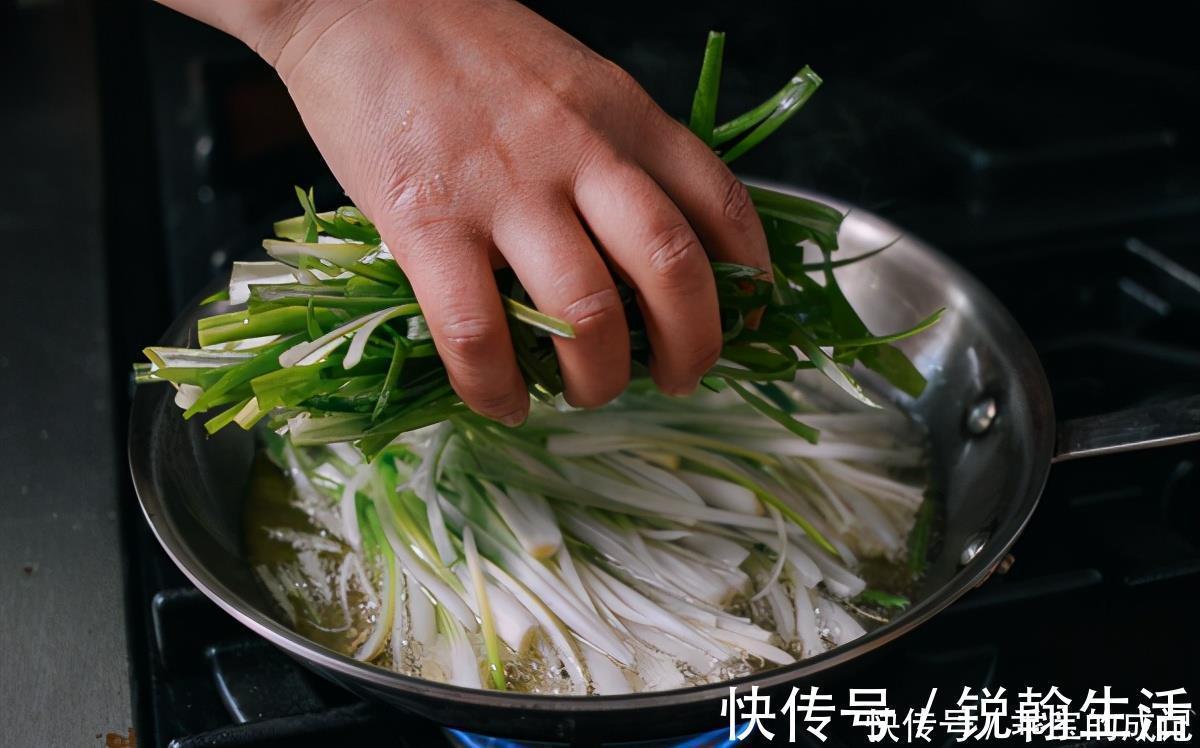 两碗|面条这样做，孩子又多吃了两碗，只要几分钟就能完成，味道真香