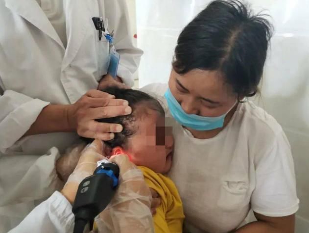 宝妈|孙子吵吵耳朵疼,奶奶扒开孩子耳朵一看,里面的情形很恐怖