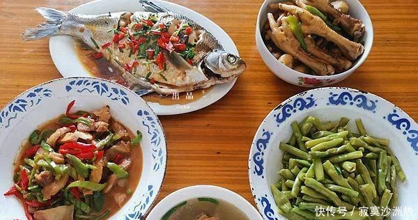 回家陪婆婆吃午饭,做了四菜一汤,荤素皆美味,大家吃得好开心!