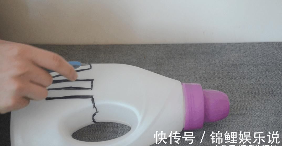人人|洗衣液瓶子别扔了, 简单剪几刀, 放在厨房这样用, 人人见了都夸好