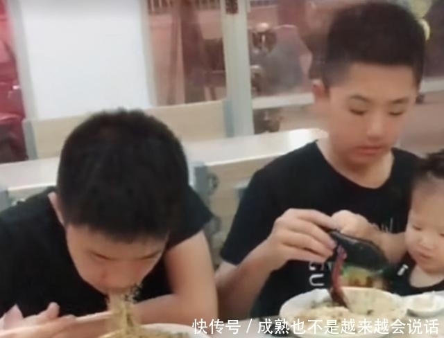 弟弟妹妹|双胞胎哥哥成“宠妹狂魔”,妹妹想吃啥都行,饺子面条随便挑