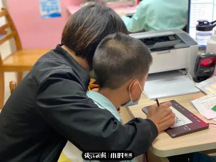 温程程|小可爱不哭了！杭城幼儿园宝宝开打新冠疫苗，医生这招有点“甜”