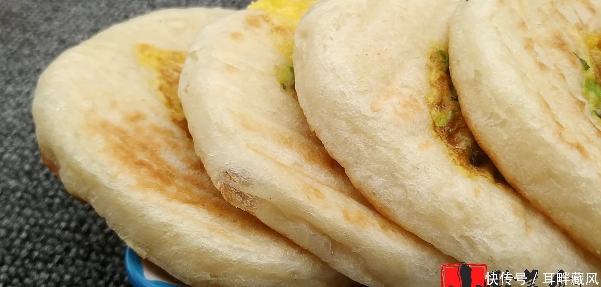 鸡蛋发面饼的家常做法,蓬松暄软,口感鲜香,一大盘不够吃,解馋
