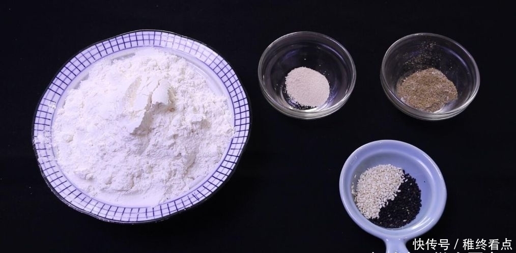 这是椒盐酥饼的做法,咸香可口,外皮超酥,轻轻一碰就掉渣