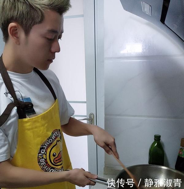 白色|王栋鑫晒出自己的豪宅,在家从不让老婆进厨房,曾经是个宠妻狂