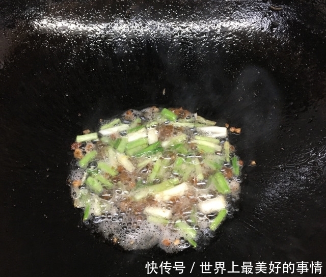 油渣香葱炒花菜,家常小炒,咸香入味