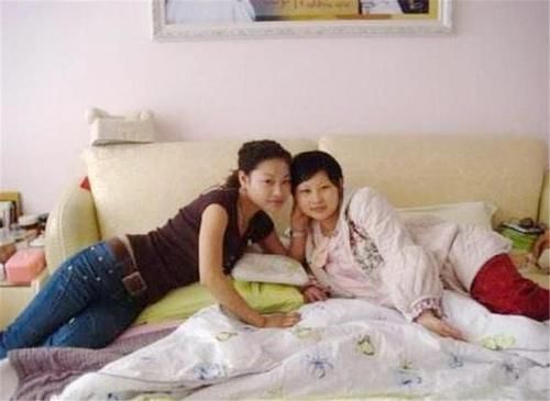 姐妹|双胞胎姐妹一个20岁生娃,一个30岁生娃,合照后差距肉眼可见