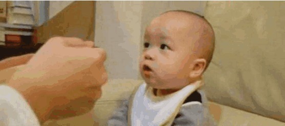 喂饭|宝爸给1岁宝宝喂饭, 宝妈进来看到这一画面, 乐的哈哈大笑!