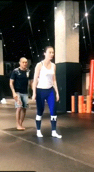 |搞笑GIF:在哪里摔倒就在哪里躺下,要不然也没有其他的办法