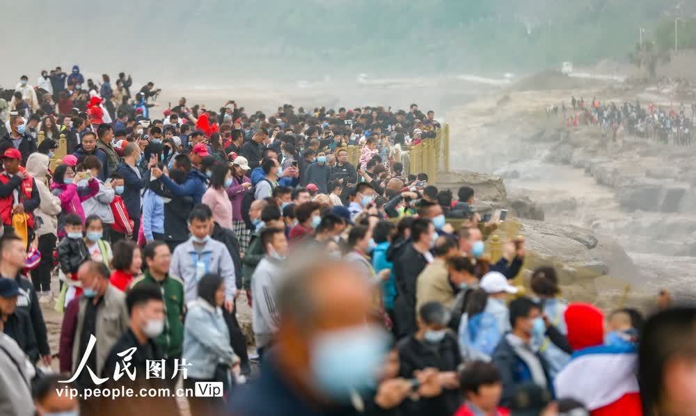 山西吉县：黄河壶口瀑布醉游人