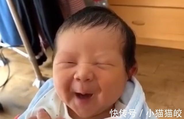 宝宝|刚出生的小婴儿四处打量，瞬间一笑暖化人心，网友：家庭没选错！