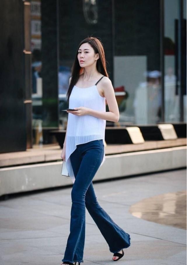 街拍:白色皮毛大衣搭鱼尾裙,身材好穿衣有品,彰显高贵典雅气质