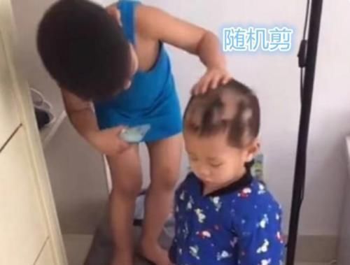 哥哥|哥哥给二胎弟弟理发,“狗啃式”发型逗笑宝妈:不是当托尼的料