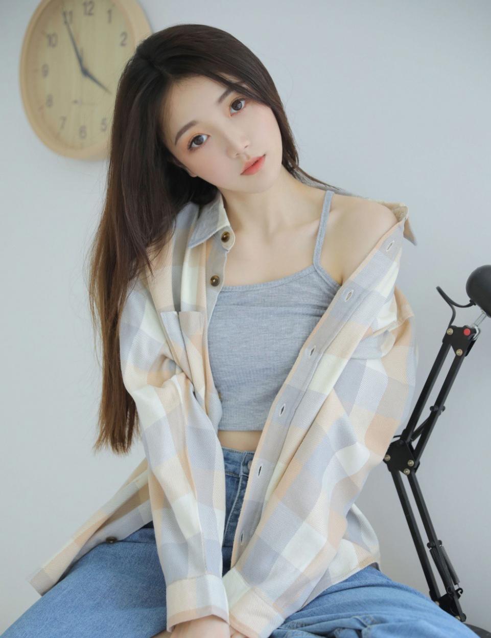 花季少女告诉你什么是清纯的性感，吊带背心牛仔裤穿出不一样的美