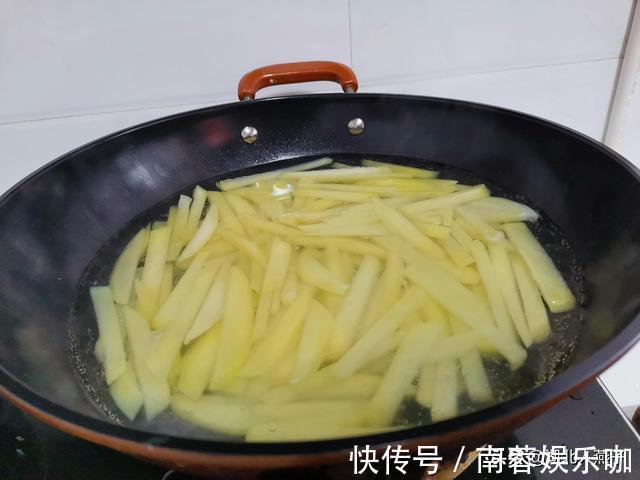 妙招|炸薯条时，土豆最忌焯水后就炸！教您一妙招，薯条香脆不发软