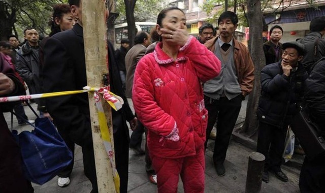 放学|“睡衣妈妈”接孩子放学火了,坚持自我拒悔改:我有穿衣自由